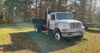 2000 International 4900 4x2 Truck 